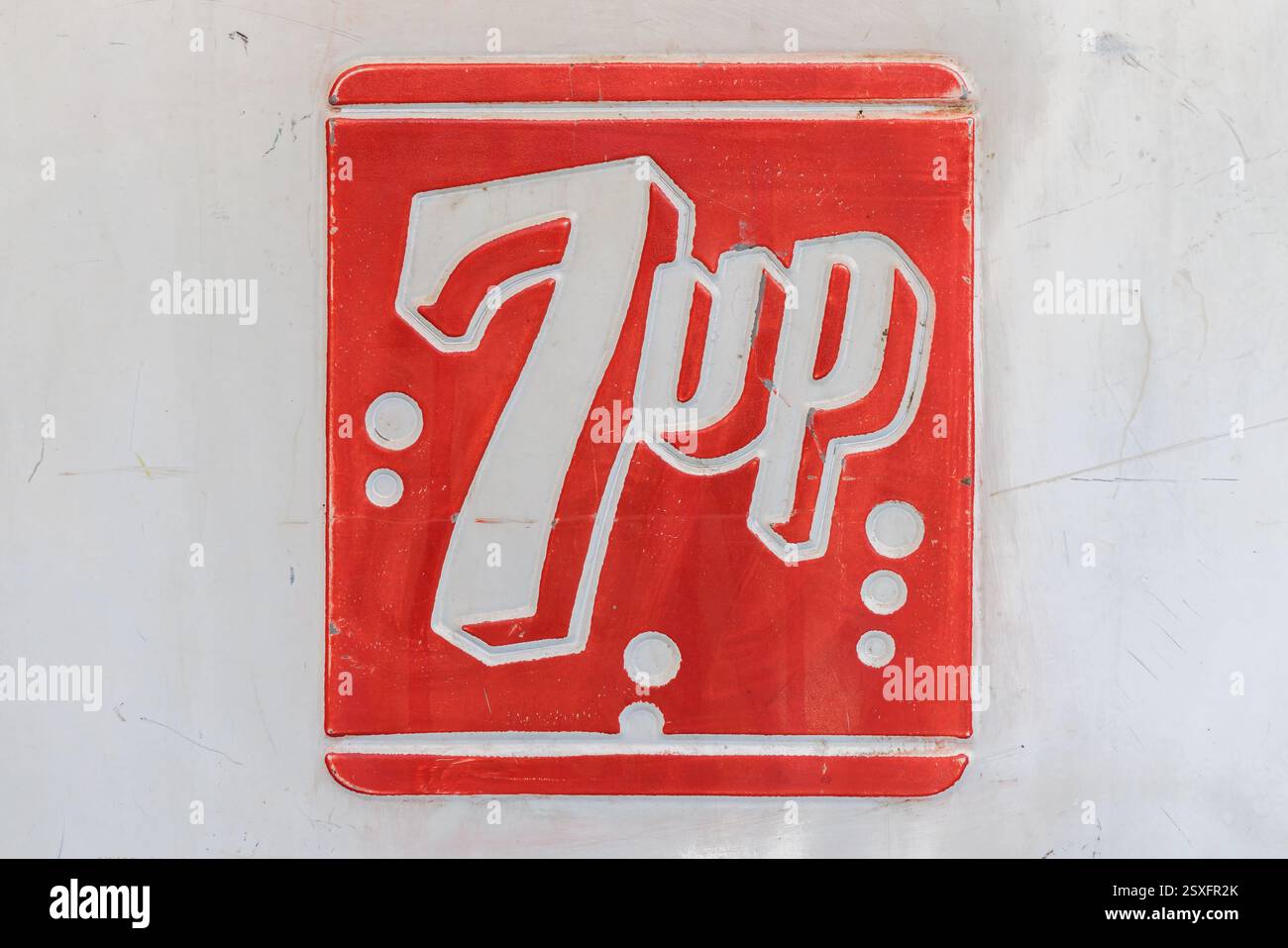 Den Bosch, Paesi Bassi - 12 maggio 2024: Primo piano di un cartellone pubblicitario vintage di bevanda gassata 7up a Den Bosch, Paesi Bassi Foto Stock