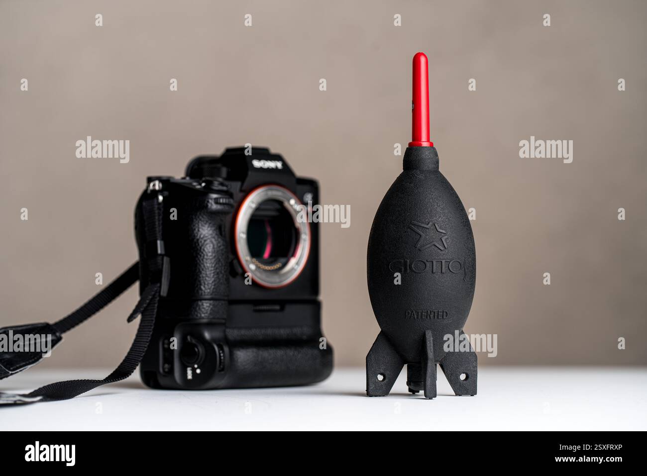 Fotocamera digitale mirrorless Sony A7R3. Tecnologia fotografica. Senza obiettivo. Apri la fotocamera, esposta alla polvere. Soffiatore di polvere Giottos Rocket per rimuovere la polvere. Foto Stock
