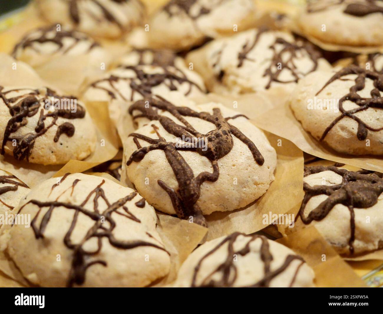 Biscotti di meringa con glassa al cioccolato, fatti in casa e popolari. Scatto full-frame, perfetto per la fotografia gastronomica e idee creative di design. Foto Stock