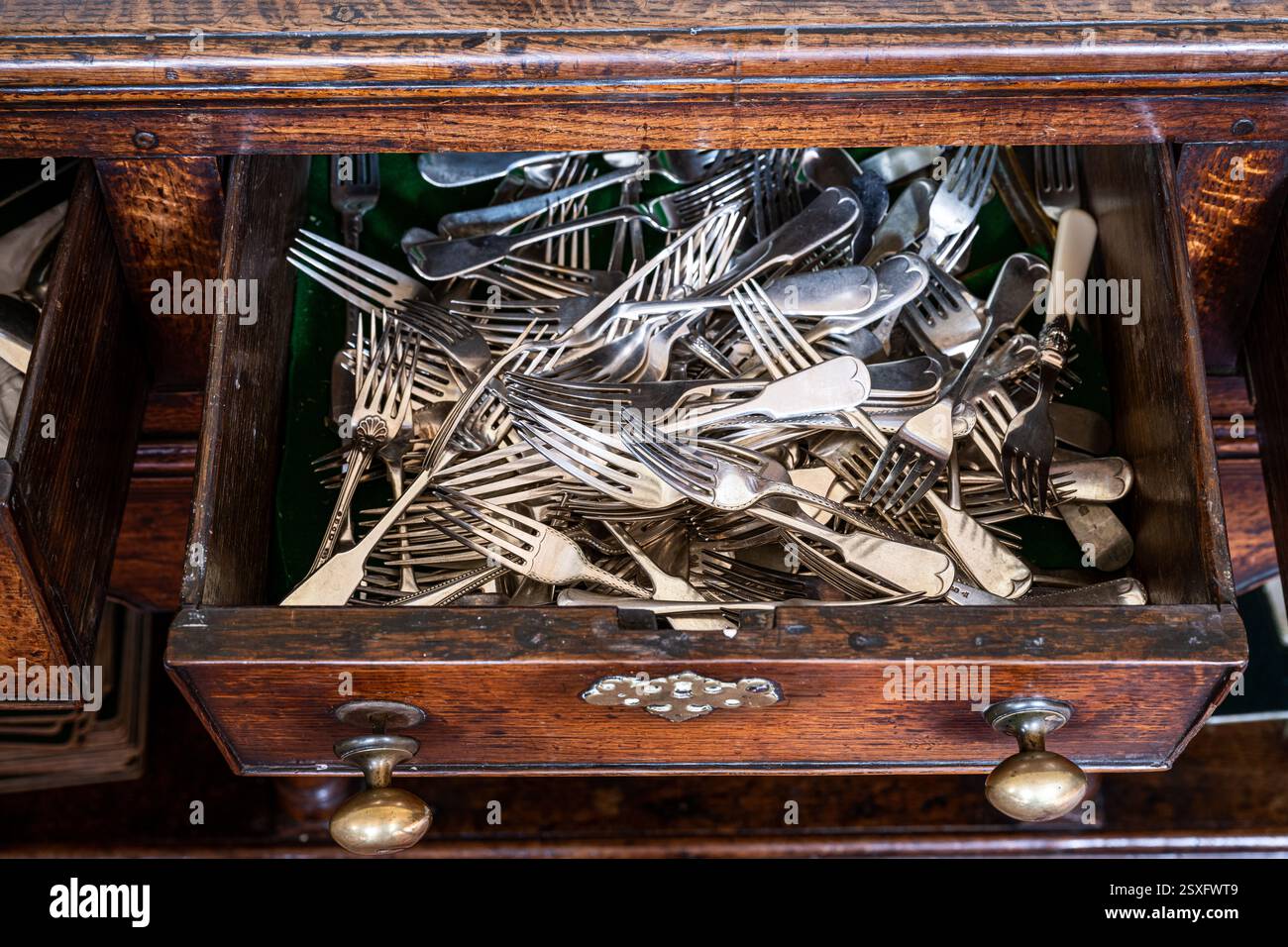 Cassetto pieno di forcelle a Bayfield Hall, residenza di campagna del XVIII secolo a Norfolk, Regno Unito Foto Stock