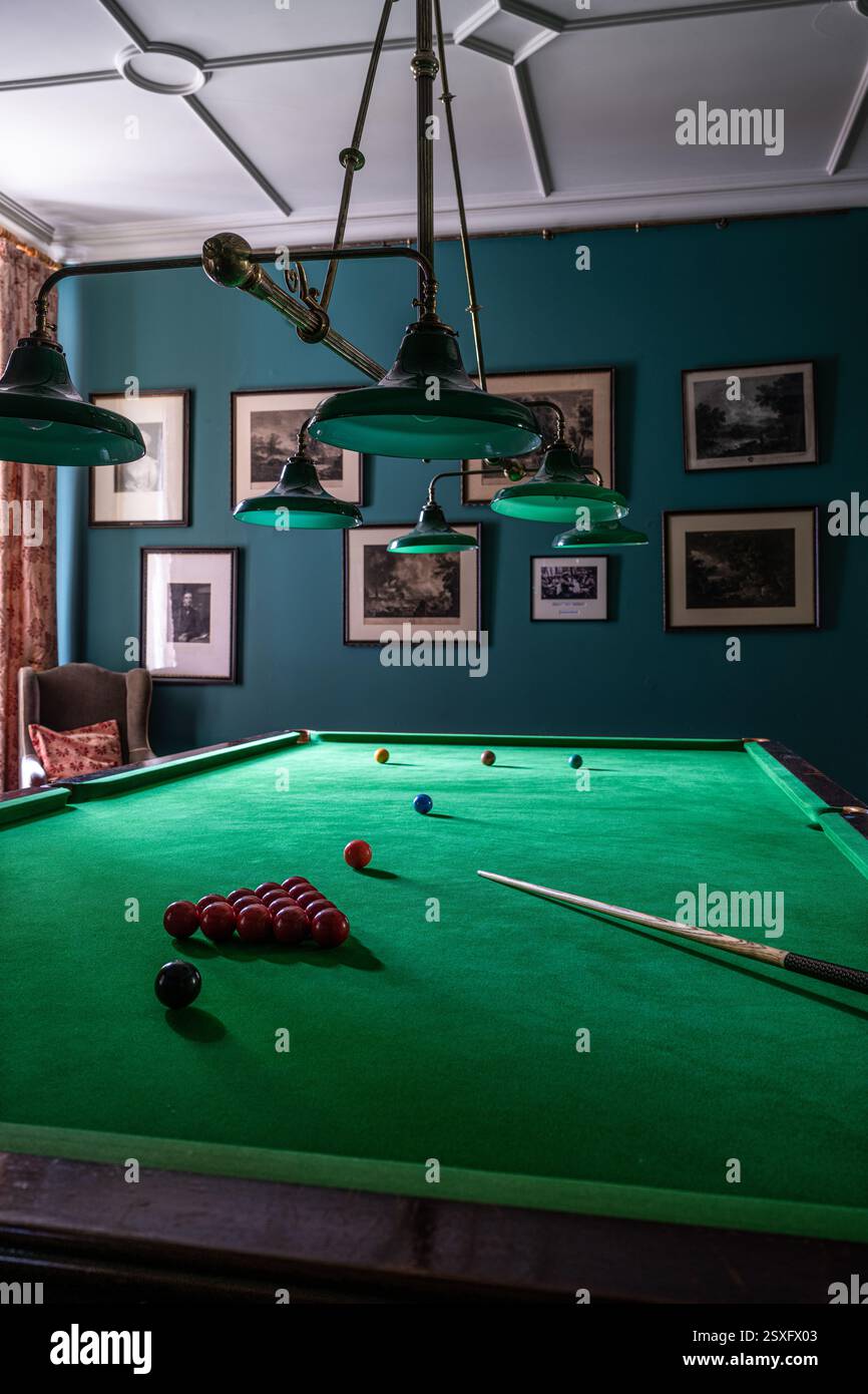 Tavolo da biliardo verde con palle da biliardo nella Bayfield Hall, casa di campagna del XVIII secolo a Norfolk, Regno Unito. Foto Stock