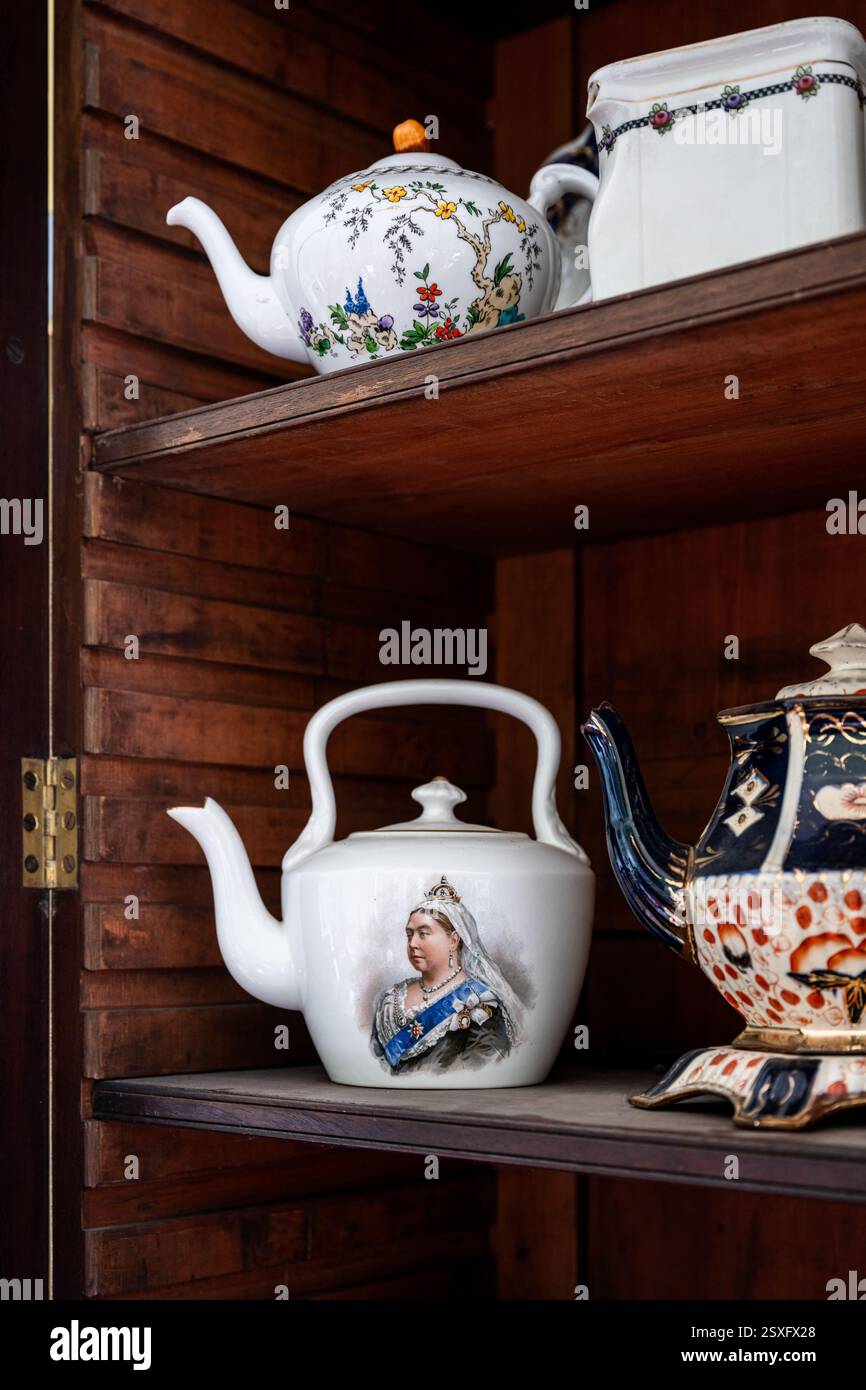 Teiere su scaffale a Bayfield Hall, casa di campagna del XVIII secolo a Norfolk, Regno Unito. Foto Stock