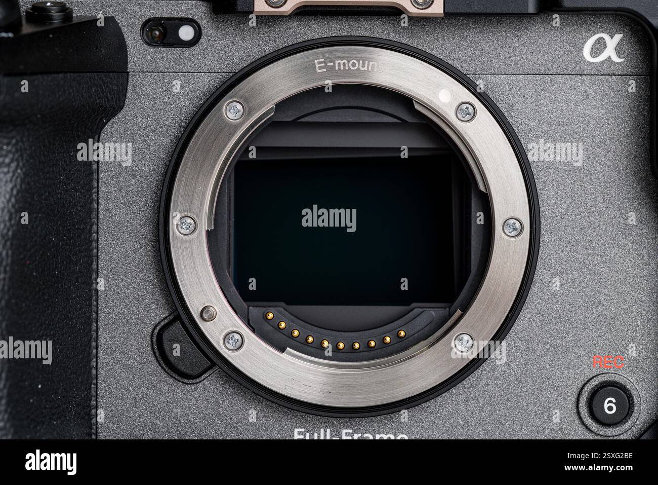 Fotocamera digitale mirrorless FX3 Sony per video e film. Tecnologia e strumenti fotografici e video. Senza obiettivo. La telecamera aperta è soggetta alla polvere. Foto Stock