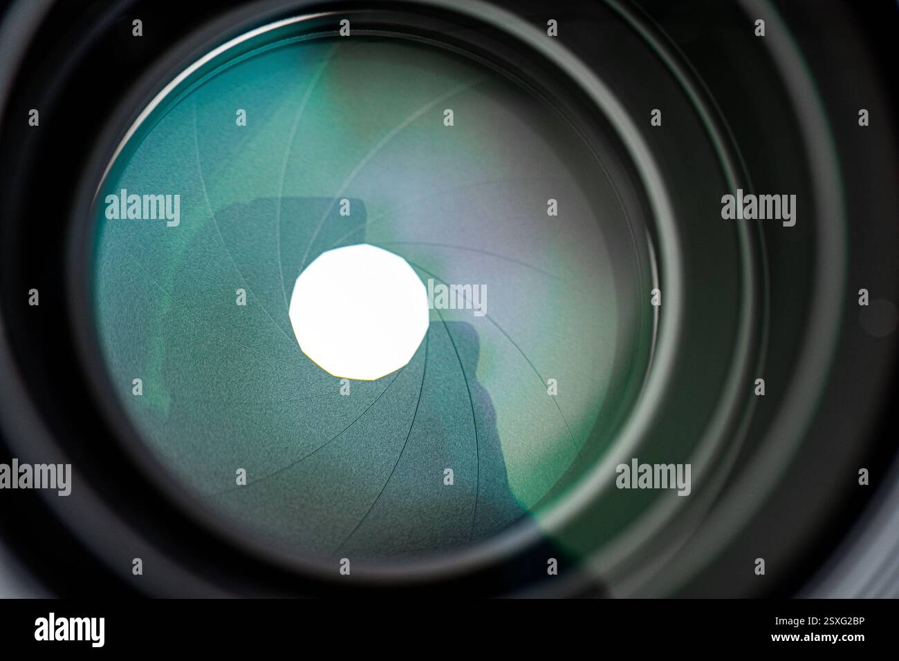 L'arresto f o l'apertura di un obiettivo controlla la quantità di luce che penetra nella fotocamera durante l'esposizione. Un numero più piccolo rappresenta un'apertura più grande. Foto Stock