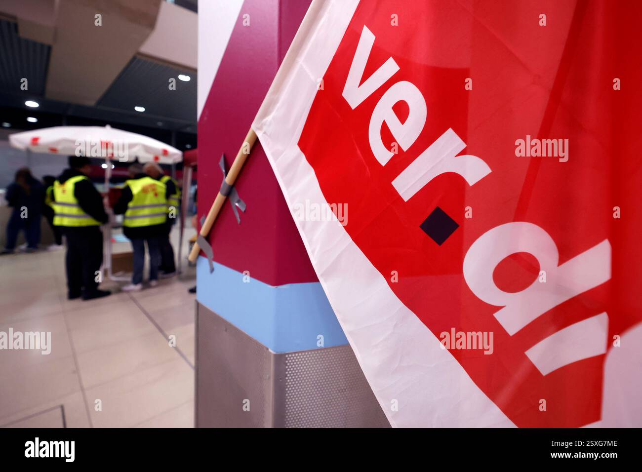 Tarifstreit im öffentlichen Dienst: Die Warnstreik-Welle des öffentlichen Dienstes trifft erstmals in NRW die Flughäfen Düsseldorf und Köln/Bonn. AM Köln/Bonner Flughafen Hat ein eintägiger Warnstreik der Gewerkschaft Verdis begonnen. Streikende stehen mit Westen, auf denen steht zusammen geht mehr im Terminal und protestieren für faire Löhne. Köln, 23.02.2025 NRW Deutschland *** disputa salariale nel settore pubblico l'ondata di scioperi nel settore pubblico colpisce per la prima volta gli aeroporti di Düsseldorf e Colonia-Bonn nella NRW è iniziato Uno sciopero di un giorno dell'unione Verdis a Colonia Foto Stock