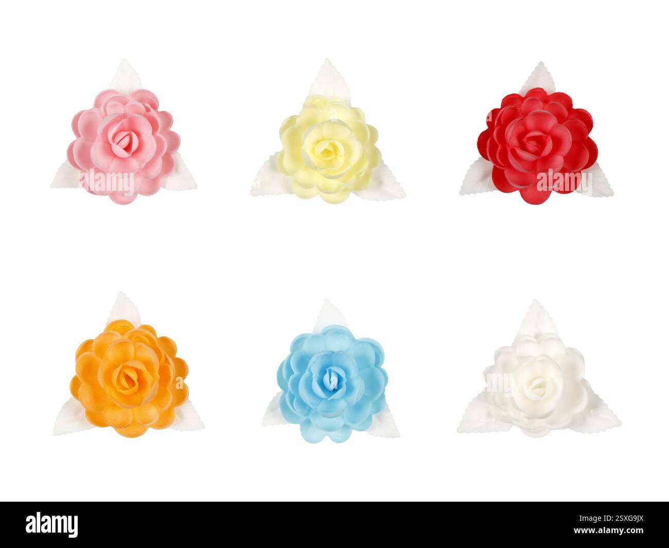 Fiori e foglie artificiali in plastica per decorazione su sfondo bianco isolato Foto Stock