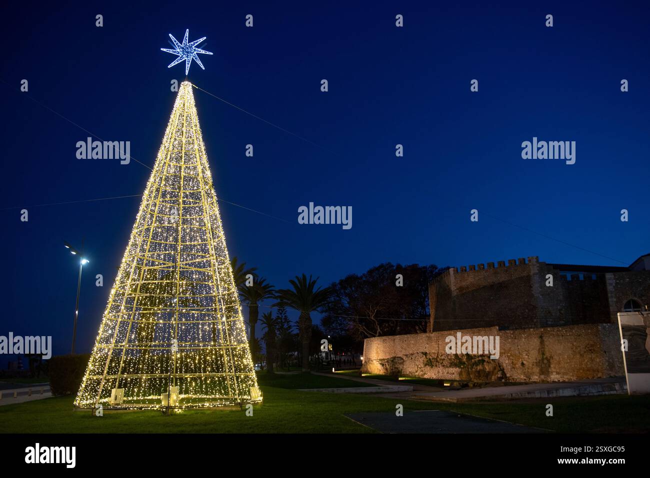 Castelo de Lagos, il castello di Lagos e le mura della città di Lagos, Portogallo, con l'albero di Natale illuminato di notte Foto Stock