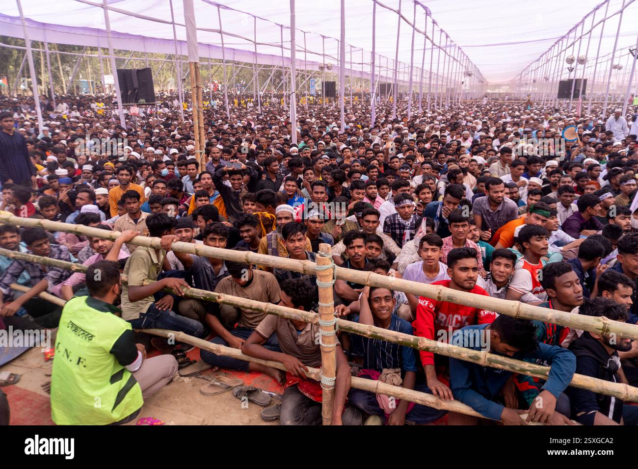 La folla si riunisce al raduno islamico di Mizanur Rahman Azhari Foto Stock