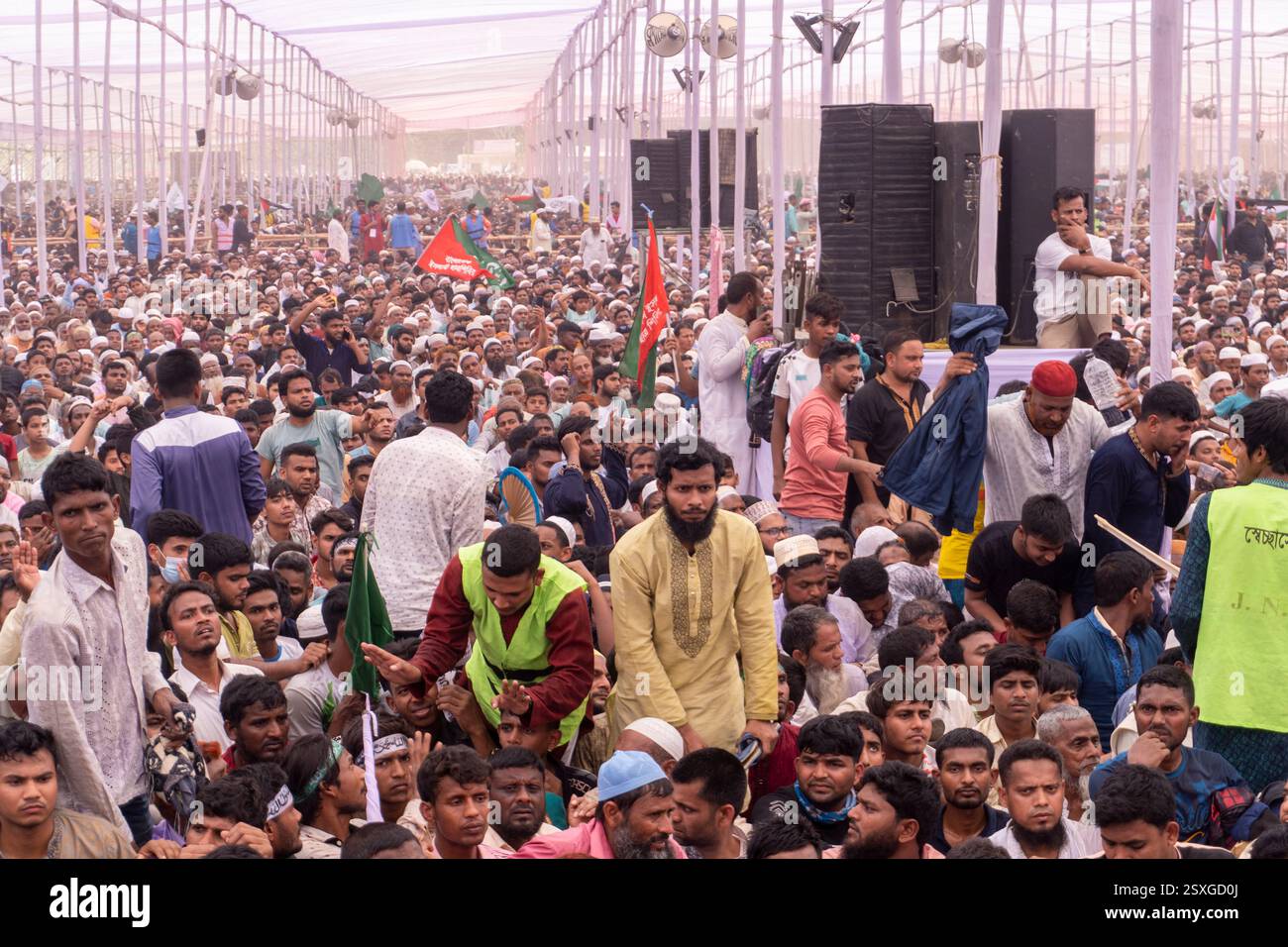 La folla si riunisce al raduno islamico di Mizanur Rahman Azhari Foto Stock