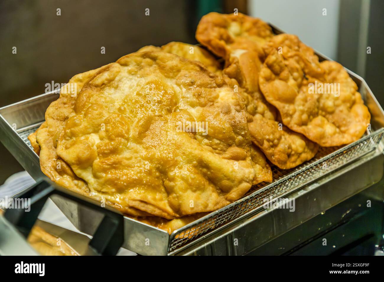 Due Urrädla appena fritte sono impilate in un cestino di metallo in una panetteria di Holzstraße, Forchheim, Baviera, Germania. Gli Urrädla sono una pasta frolla festiva francone fatta con tuorlo d'uovo, panna acida e farina, tradizionalmente cotta per cresime, comunioni, matrimoni, battesimi e fiere religiose. Foto Stock