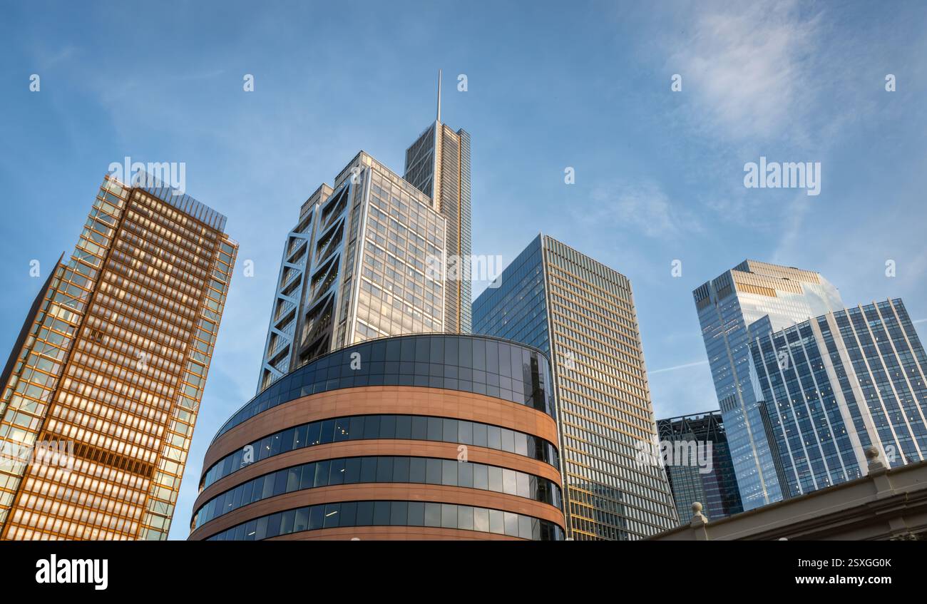 Londra, Regno Unito: Edifici alti nella City di Londra, tra cui il centro della Salesforce Tower (ex Heron Tower) e il 22 Bishopsgate a destra. Foto Stock Londra, Regno Unito: Edifici alti nella City di Londra, tra cui il centro della Salesforce Tower (ex Heron Tower) e il 22 Bishopsgate a destra. Foto Stock
