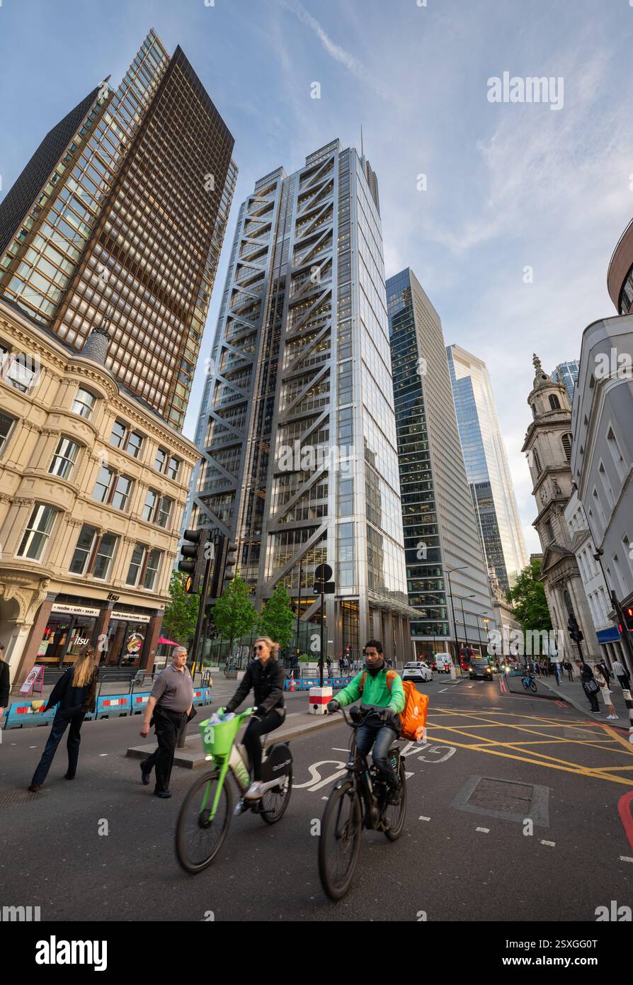 Londra, Regno Unito: Edifici alti nella City di Londra con il centro Salesforce Tower (ex Heron Tower). Bishopsgate con ciclisti e pedoni. Foto Stock Londra, Regno Unito: Edifici alti nella City di Londra con il centro Salesforce Tower (ex Heron Tower). Bishopsgate con ciclisti e pedoni. Foto Stock