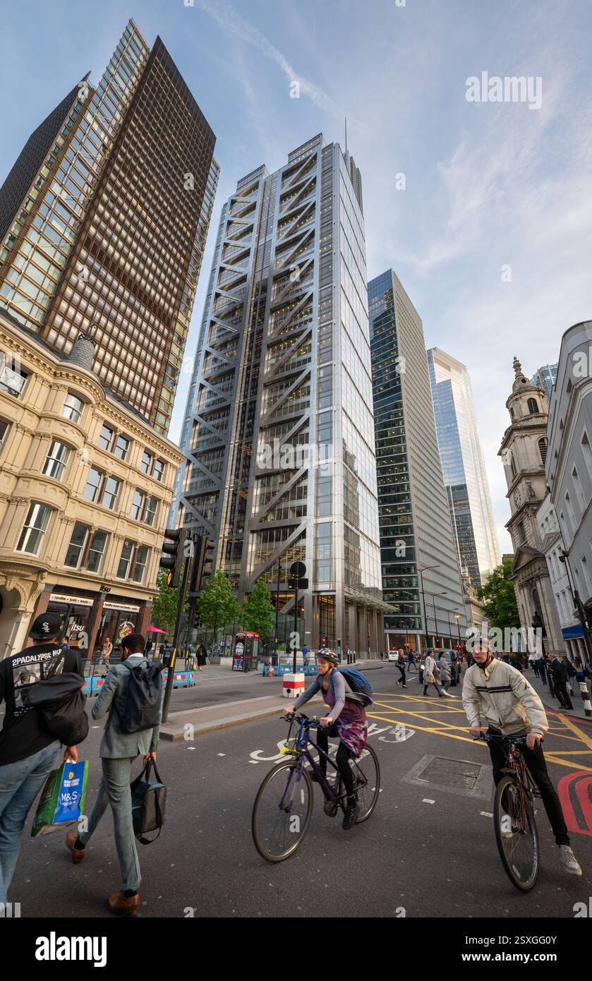 Londra, Regno Unito: Edifici alti nella City di Londra con il centro Salesforce Tower (ex Heron Tower). Bishopsgate con ciclisti e pedoni. Foto Stock Londra, Regno Unito: Edifici alti nella City di Londra con il centro Salesforce Tower (ex Heron Tower). Bishopsgate con ciclisti e pedoni. Foto Stock