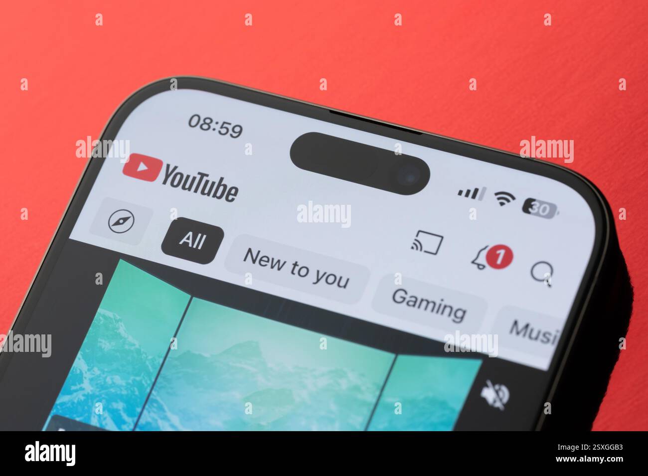 New York, USA - 24 febbraio 2025: Visualizzazione ravvicinata dei video sull'app youtube sullo schermo dello smartphone Foto Stock
