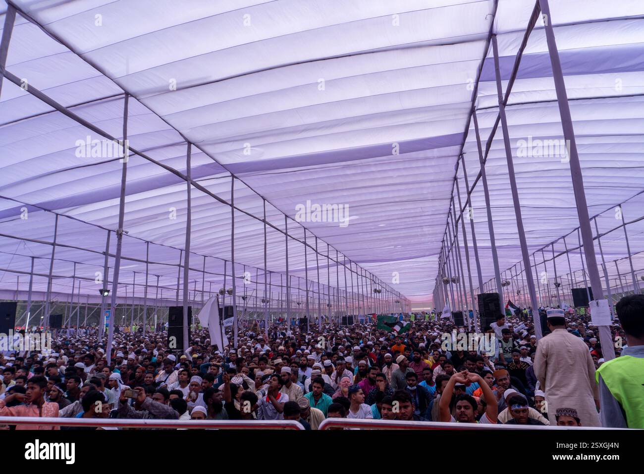 La folla si riunisce al raduno islamico di Mizanur Rahman Azhari Foto Stock