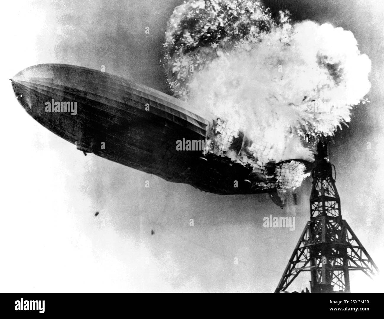 Il disastro di Hindenburg. Il dirigibile Hindenburg, LZ129, scoppiò in fiamme a Lakehurst, New Jersey, il 6 maggio 1937 Foto Stock