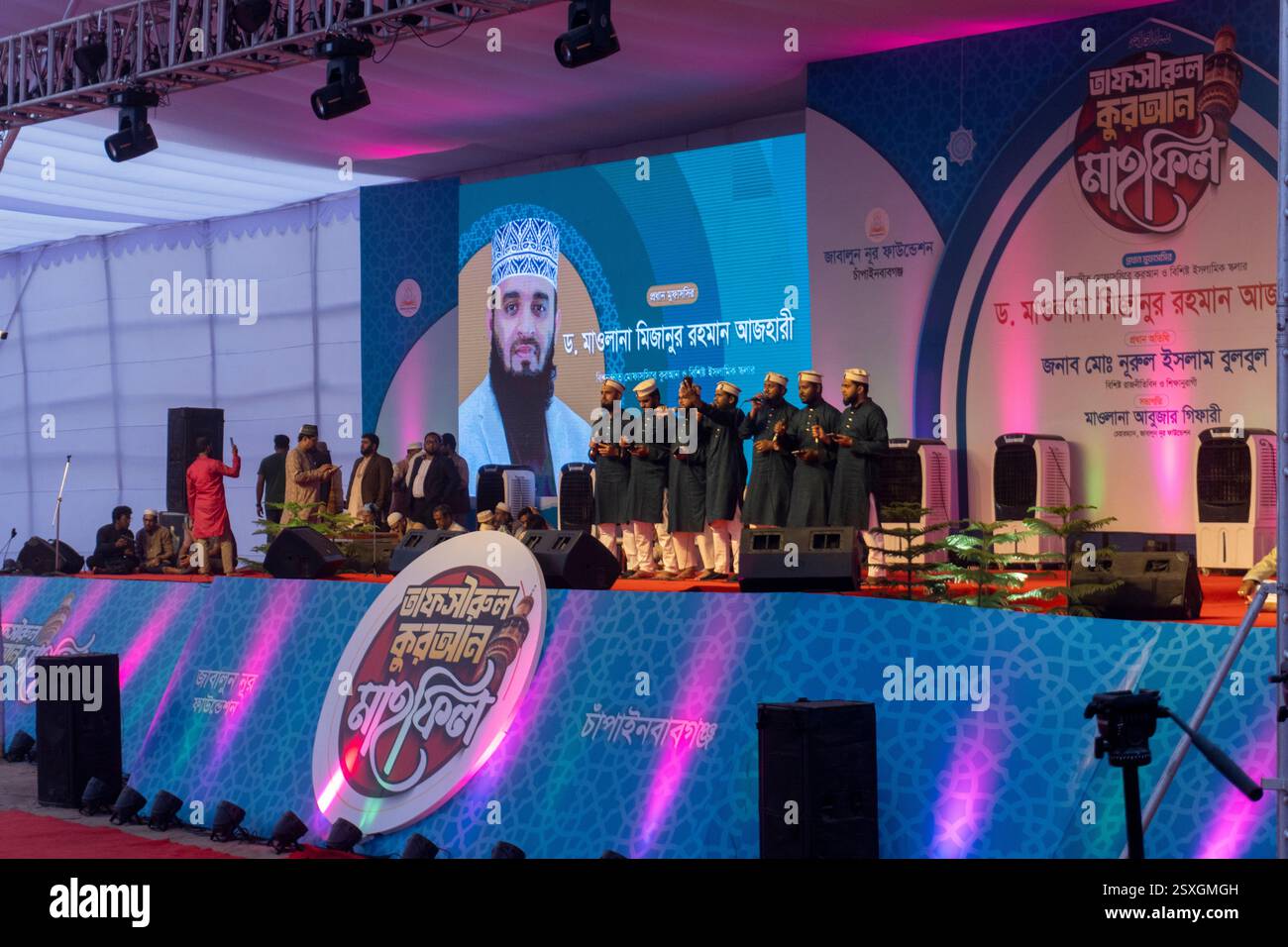 Grande raduno religioso sotto un baldacchino decorato Foto Stock