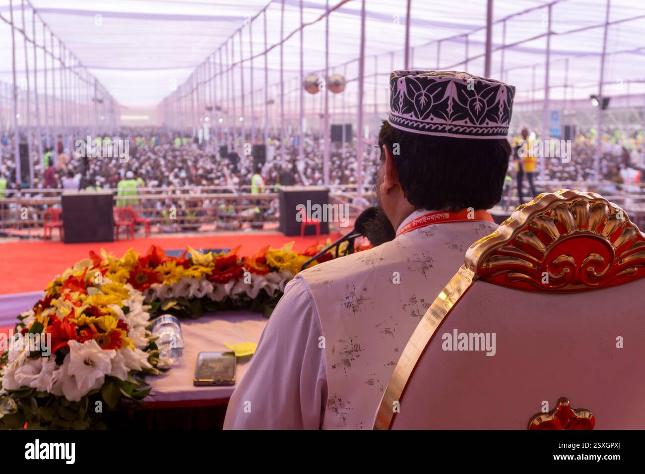 Grande raduno religioso sotto un baldacchino decorato Foto Stock