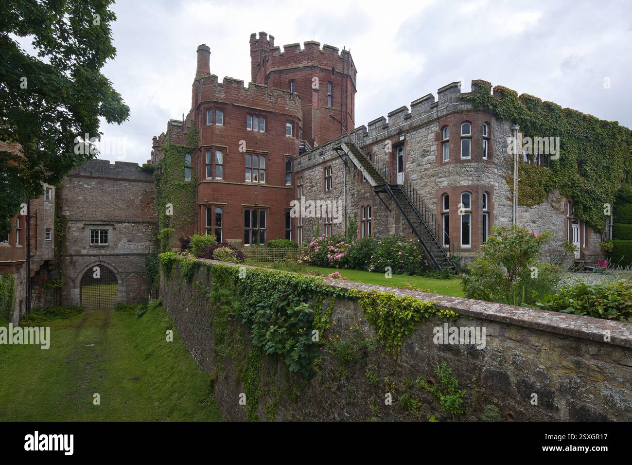 Galles, Denbighshire, Ruthin - 10 luglio 2024: Parte delle antiche mura rimangono ancora oggi e fanno parte del Ruthin Castle Hotel. Foto Stock