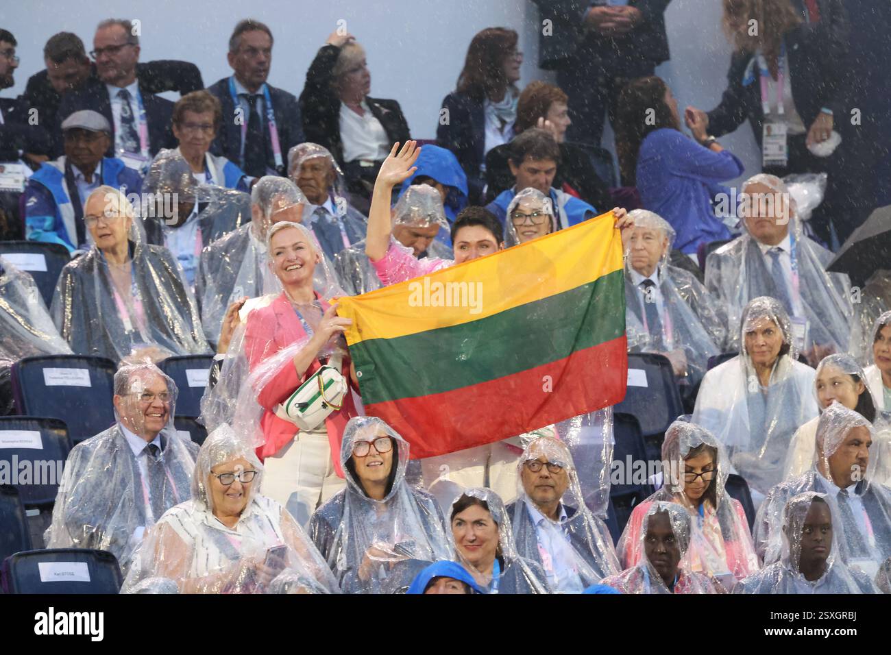 26 luglio 2024 - Parigi, Francia: Presidente lituano del NOC ed ex medaglia d'oro olimpica Daina Gudzineviciute durante la cerimonia di apertura del Pa Foto Stock