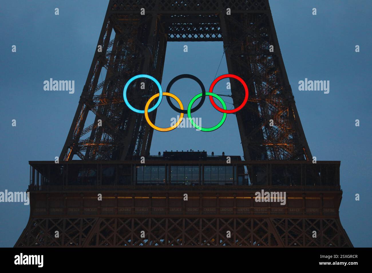 26 luglio 2024 - Parigi, Francia: La Torre Eiffel ospita gli anelli olimpici visti durante la cerimonia di apertura delle Olimpiadi di Parigi 2024 (foto di Foto Stock