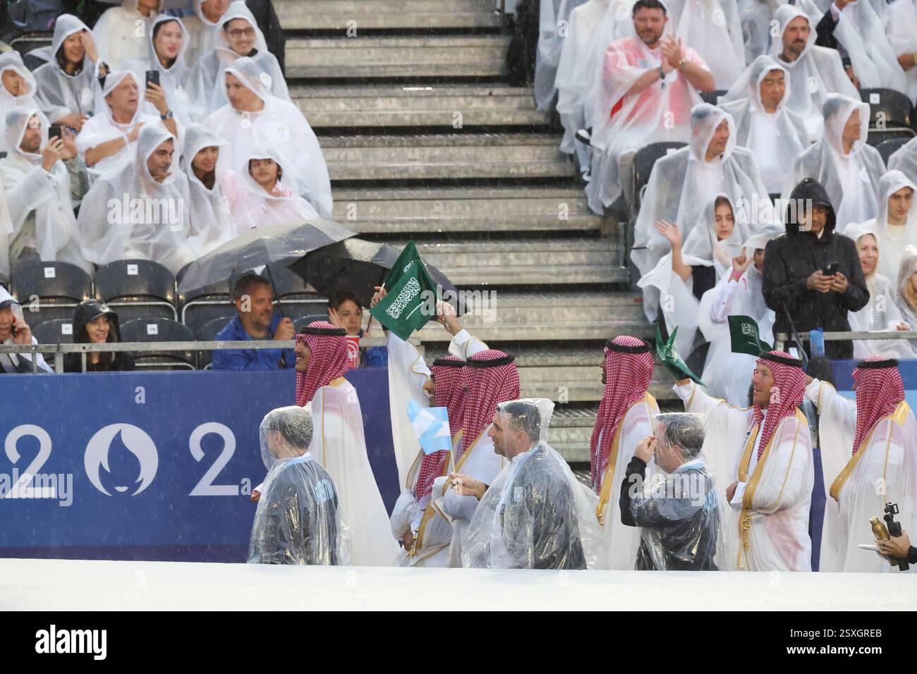 26 luglio 2024 - Parigi, Francia: Il Team ARABIA SAUDITA entra nel Trocadero durante la Parata delle Nazioni della cerimonia di apertura delle Olimpiadi di Parigi 2024 Foto Stock