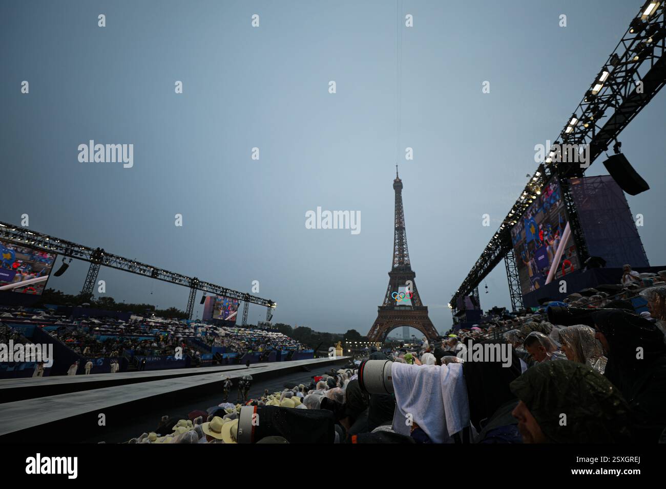 26 luglio 2024 - Parigi, Francia: La Torre Eiffel ospita gli anelli olimpici visti durante la cerimonia di apertura delle Olimpiadi di Parigi 2024 (foto di Foto Stock