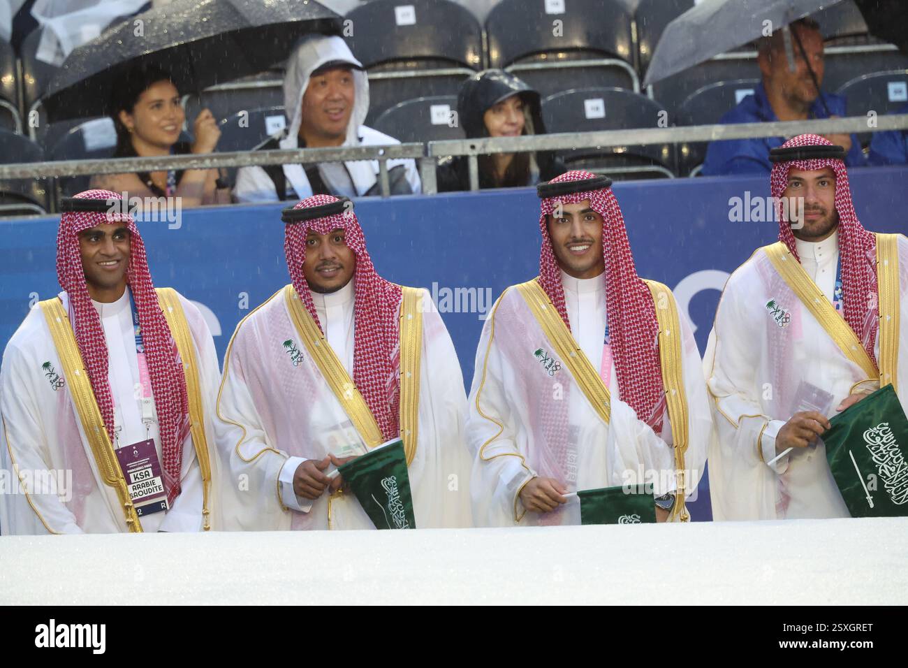 26 luglio 2024 - Parigi, Francia: Il Team ARABIA SAUDITA entra nel Trocadero durante la Parata delle Nazioni della cerimonia di apertura delle Olimpiadi di Parigi 2024 Foto Stock