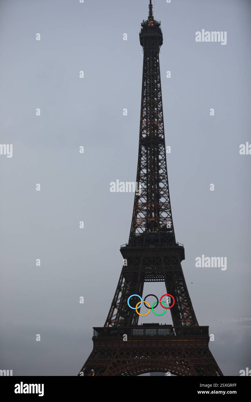 26 luglio 2024 - Parigi, Francia: La Torre Eiffel ospita gli anelli olimpici visti durante la cerimonia di apertura delle Olimpiadi di Parigi 2024 (foto di Foto Stock