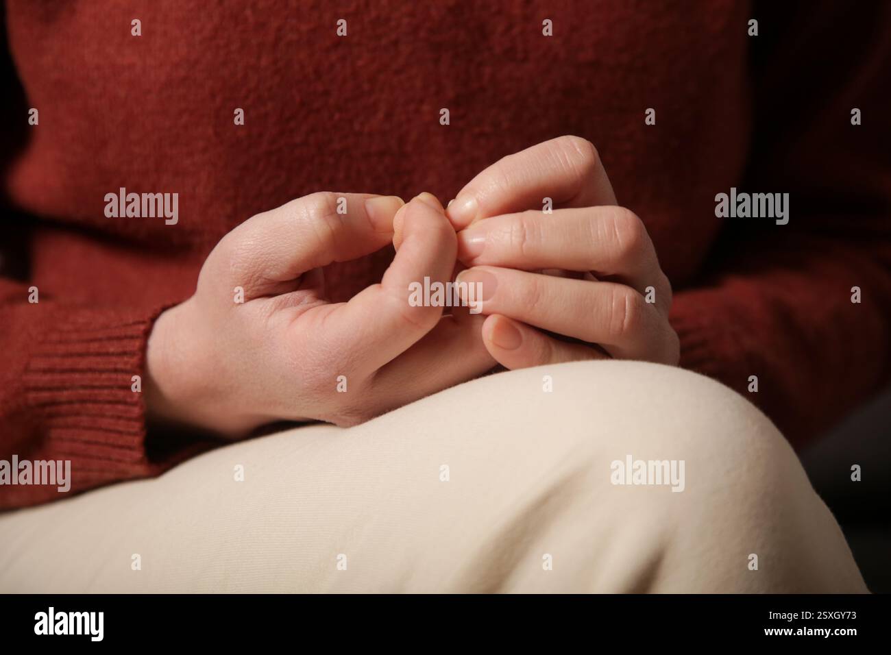 Primo piano di donna che raccoglie a cuticole, disturbo del prelievo della pelle - classificato come disturbi ossessivo-compulsivi e correlati Foto Stock