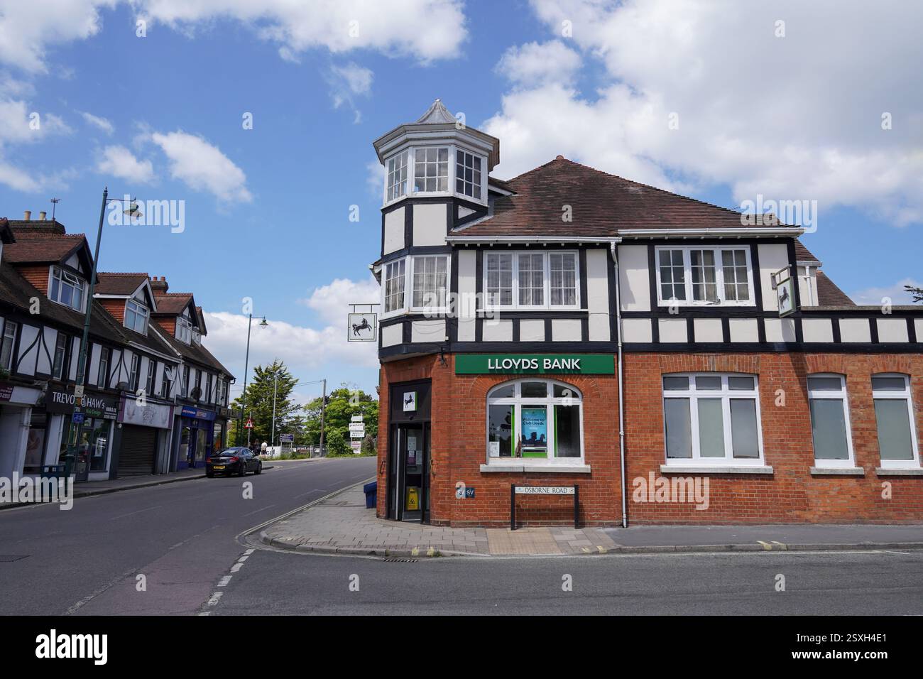 Filiale esterna della Lloyds Bank nella città di New Milton, Hampshire, Inghilterra 5 giugno 2024 servizi finanziari nel Regno Unito. Foto Stock