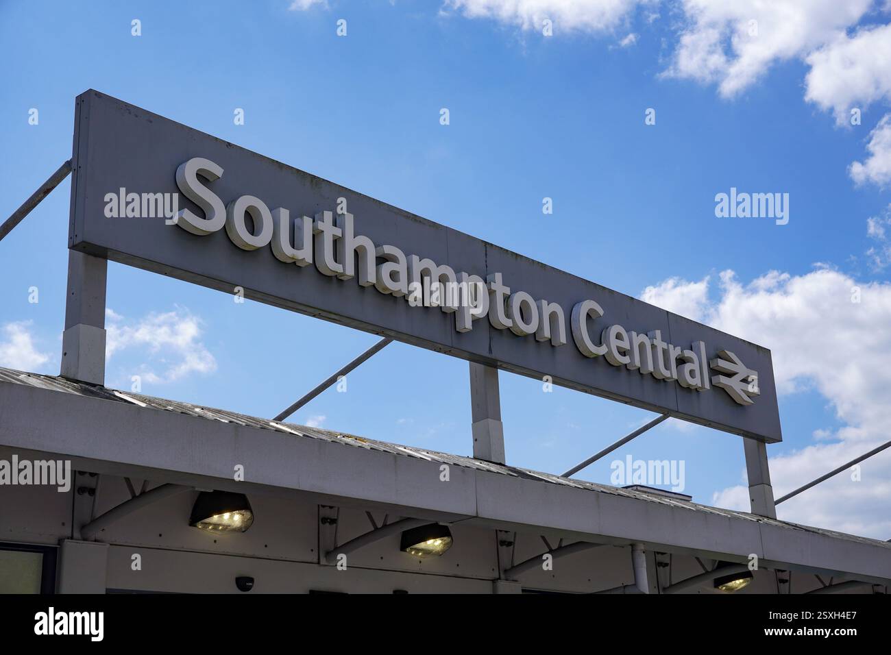Southampton Central station, segnale della stazione ferroviaria principale nella città del Regno Unito. Trasporti pubblici. Southampton, Inghilterra, 5 giugno 2024 Foto Stock