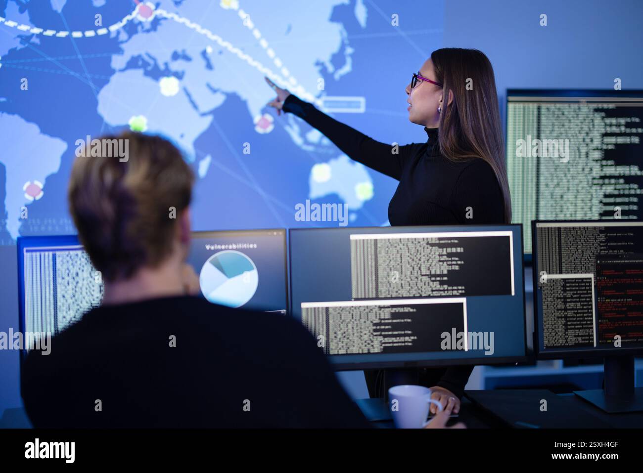 Team di cyber sicurezza professionale che lavora per prevenire le minacce alla sicurezza, individuare le vulnerabilità e risolvere gli incidenti Foto Stock