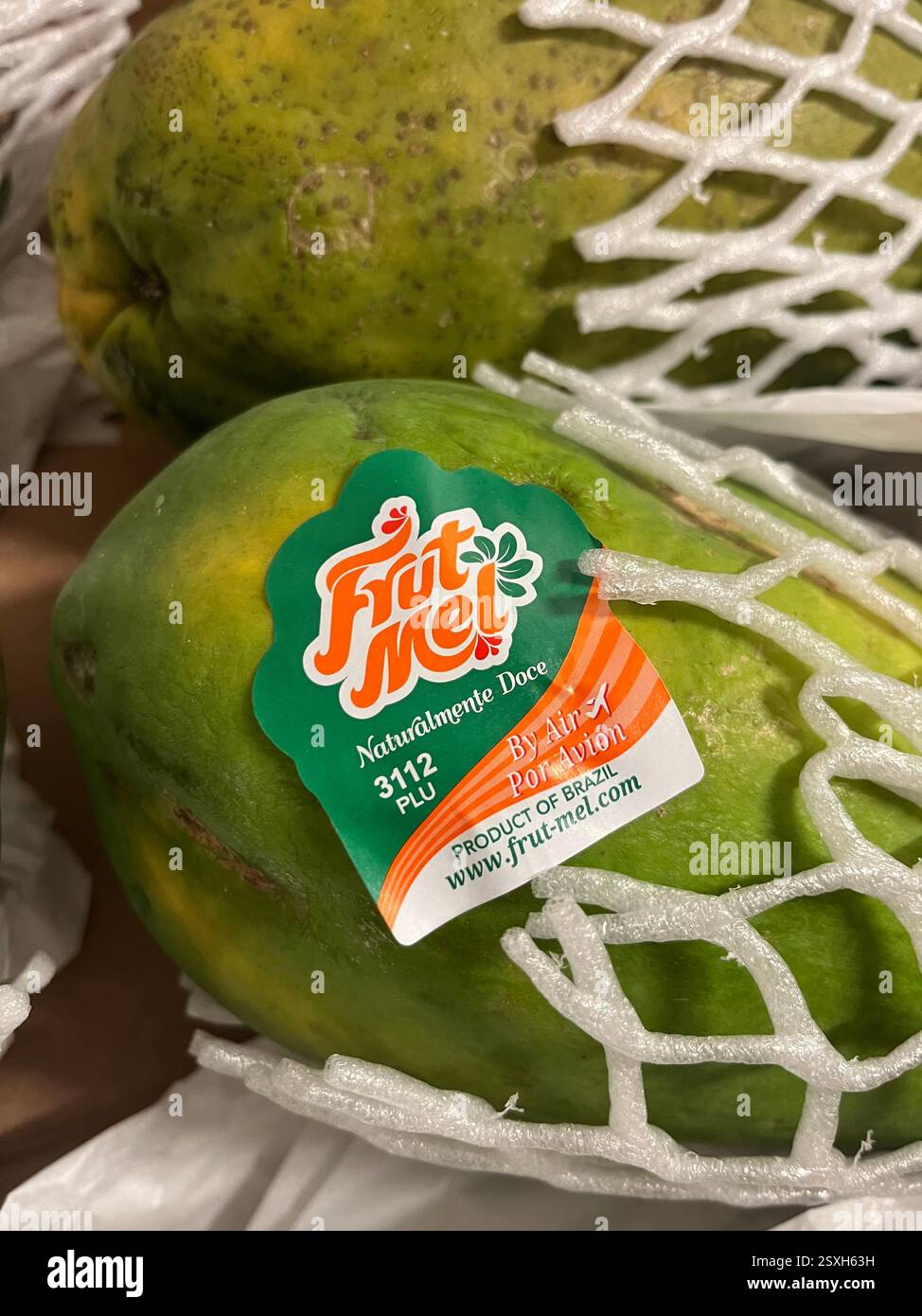 Papaya, prodotto del Brasile, frutti del Brasile, produttore brasiliano, ammasso, cassa, cibo, agricoltura, approvvigionamento alimentare, distribuzione, catena di approvvigionamento - Immagine stock catturata con smartphone