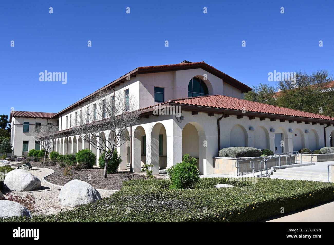 RIVERSIDE, CALIFORNIA - 23 febbraio 2024: L'edificio Student Services and Administration nel campus del Riverside City College. Foto Stock