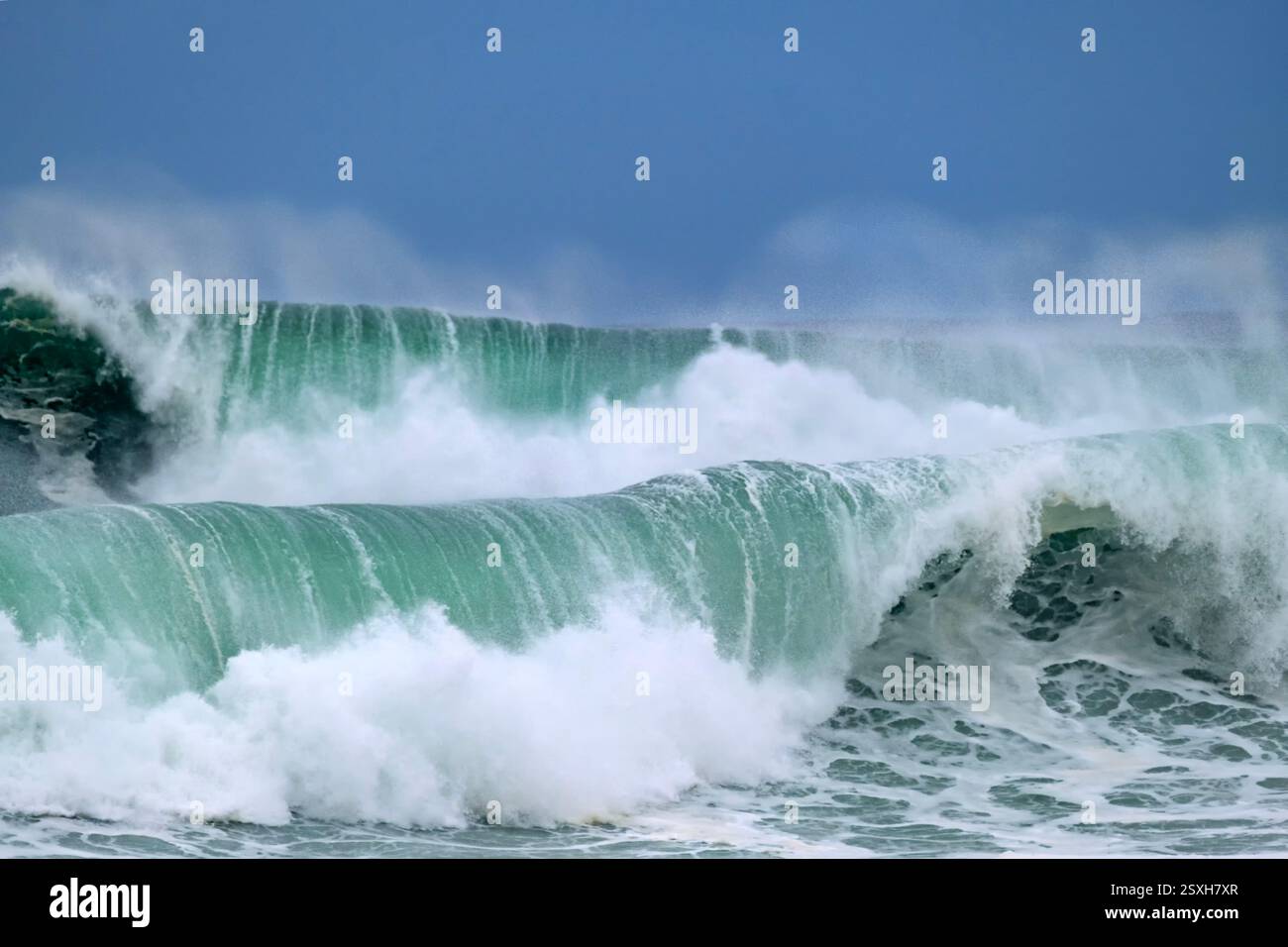 9 metri di onde durante l'undicesima edizione di la Vaca Gigante , il Campionato di surf Big Wave in Cantabria, Spagna Foto Stock