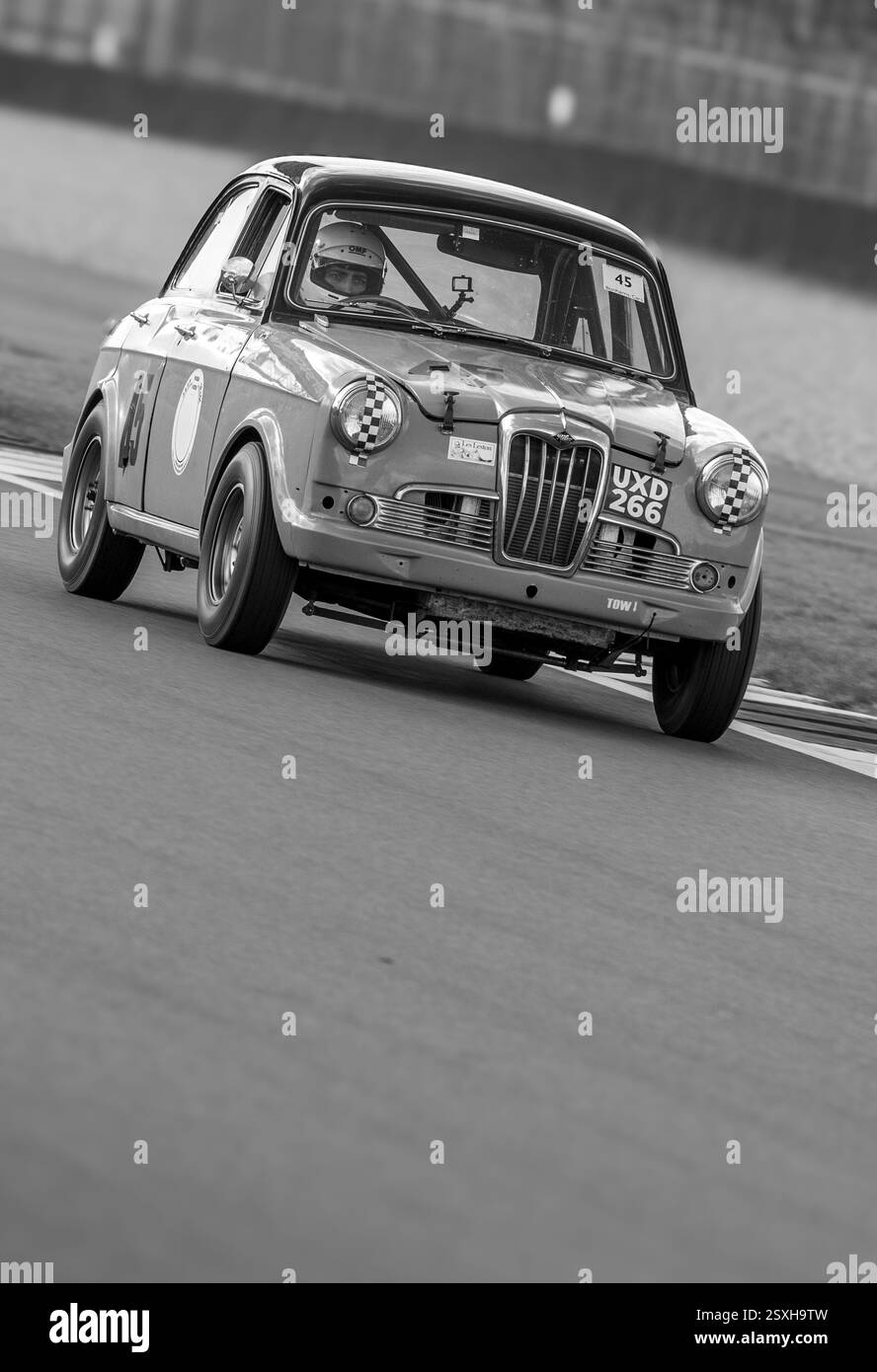 V.S.C.C. Pomeroy Trophy. Le auto d'epoca pre-belliche competono contro le auto più recenti, il circuito del Gran Premio di Silverstone e il circuito di Silverstone. Foto Stock