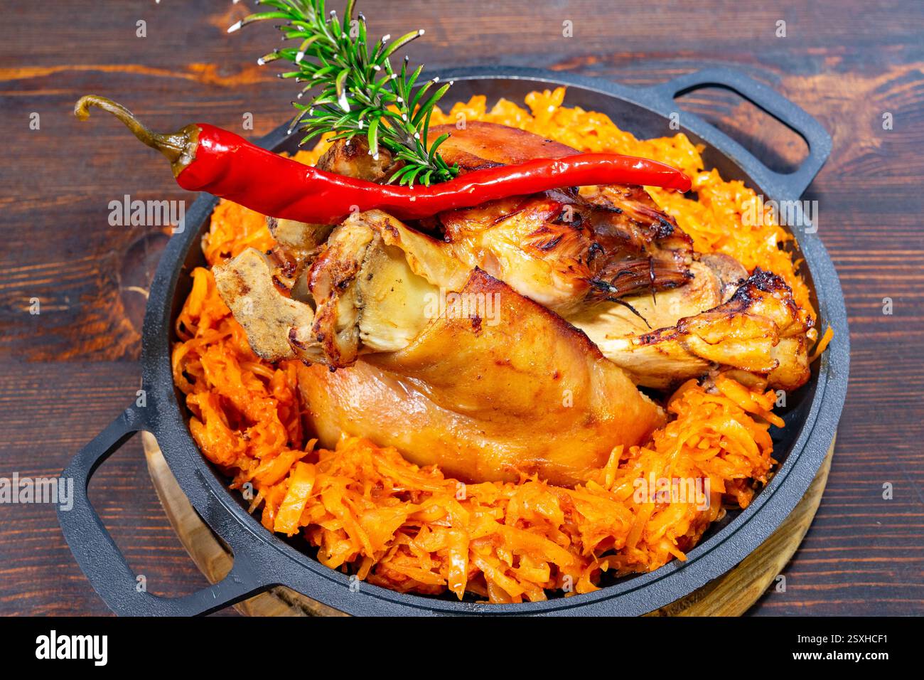 Nocciolo di maiale servito con peperoncino. Questo piatto tradizionale presenta sapori e colori ricchi. Foto Stock