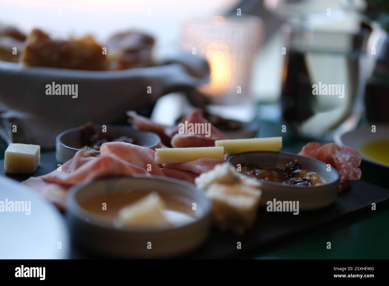 Antipasto a base di formaggio, carne, uva e olive. Selezione di antipasti sul piatto. Vista superiore con spazio di copia. Posizione piatta. Foto di alta qualità Foto Stock