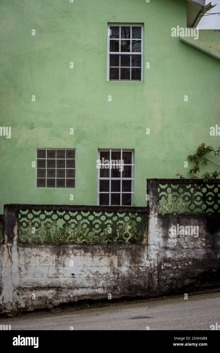 Casa verde con sporco muro bianco Insan Ignacio, distretto di Cayo, Belize. Foto Stock