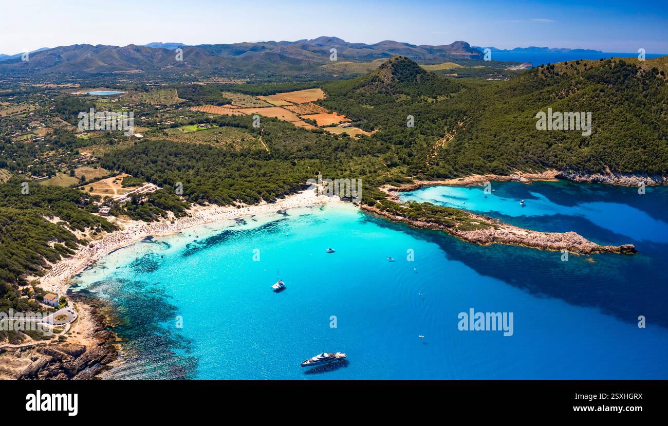 Le migliori spiagge panoramiche dell'isola di Maiorca (Maiorca) - Agulla con mare turchese cristallino. vista panoramica con drone aereo. Spagna, isole Baleari Foto Stock