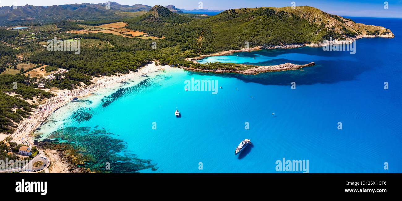 Le migliori spiagge panoramiche dell'isola di Maiorca (Maiorca) - Agulla con mare turchese cristallino. vista panoramica con drone aereo. Spagna, isole Baleari Foto Stock