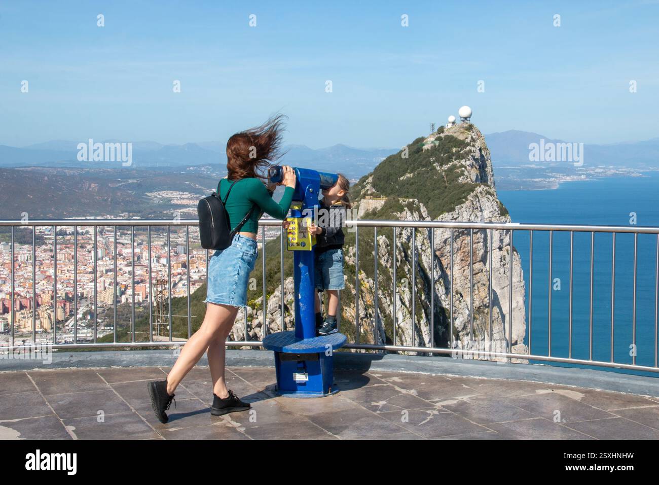 Mamma e bambino godono di una vista panoramica sul punto panoramico con binocolo che si affaccia sulla costa dalla riserva naturale di Gibilterra alla roccia di Gibilterra. Una donna A. Foto Stock