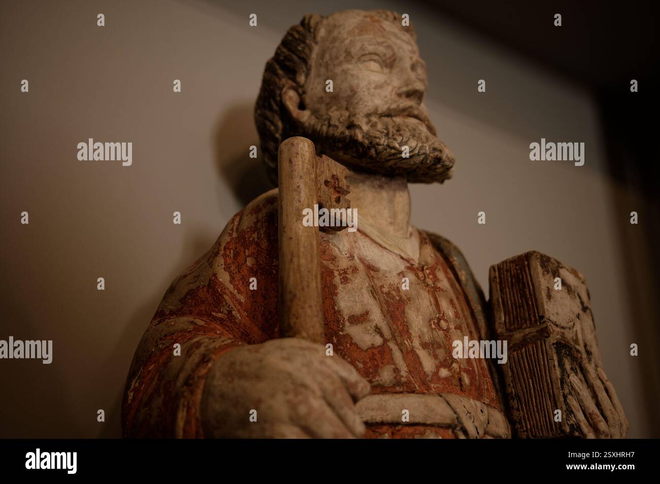 Statua in legno di San Pietro con una chiave e un libro, esposta all'interno del Museo dei conti di Castro Guimaraes Foto Stock