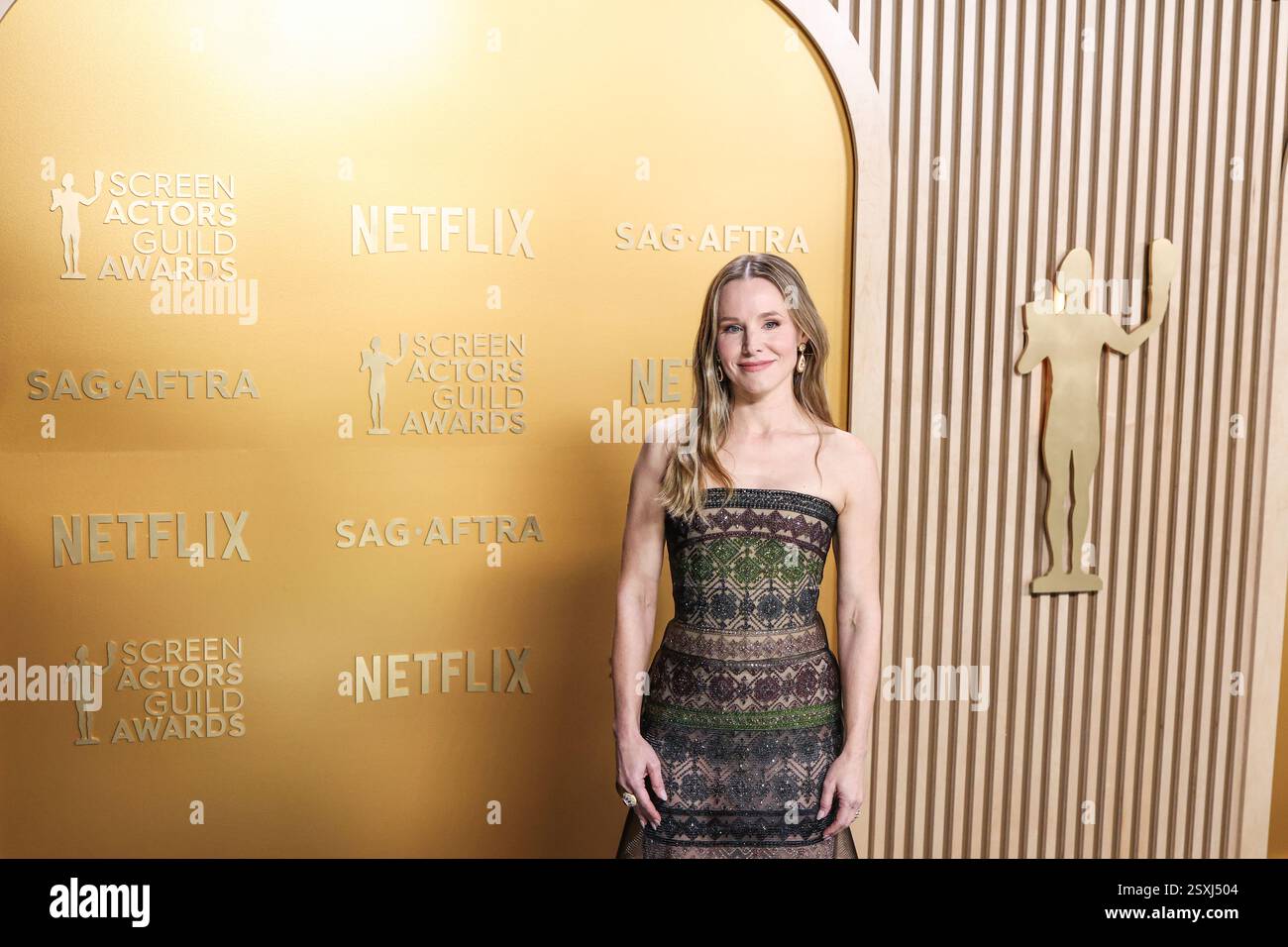 LOS ANGELES, CALIFORNIA, USA - 23 FEBBRAIO: Kristen Bell indossa un abito senza spalline in tulle di seta Giorgio Armani prive con gioielli Buccellati arriva al 31° Annual Screen Actors Guild Awards tenutosi presso lo Shrine Auditorium e Expo Hall il 23 febbraio 2025 a Los Angeles, California, Stati Uniti. (Foto di Xavier Collin/Image Press Agency) Foto Stock