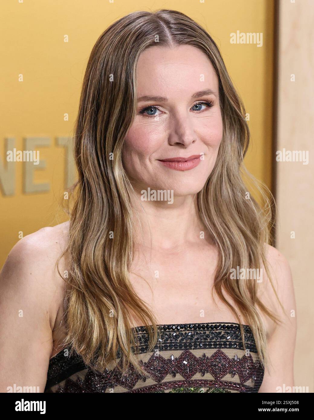 LOS ANGELES, CALIFORNIA, USA - 23 FEBBRAIO: Kristen Bell indossa un abito senza spalline in tulle di seta Giorgio Armani prive con gioielli Buccellati arriva al 31° Annual Screen Actors Guild Awards tenutosi presso lo Shrine Auditorium e Expo Hall il 23 febbraio 2025 a Los Angeles, California, Stati Uniti. (Foto di Xavier Collin/Image Press Agency) Foto Stock