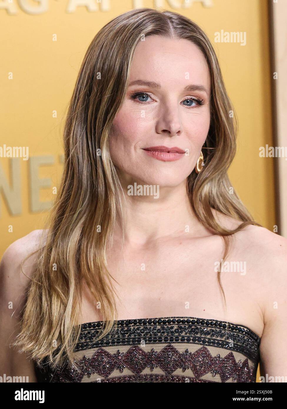 LOS ANGELES, CALIFORNIA, USA - 23 FEBBRAIO: Kristen Bell indossa un abito senza spalline in tulle di seta Giorgio Armani prive con gioielli Buccellati arriva al 31° Annual Screen Actors Guild Awards tenutosi presso lo Shrine Auditorium e Expo Hall il 23 febbraio 2025 a Los Angeles, California, Stati Uniti. (Foto di Xavier Collin/Image Press Agency) Foto Stock