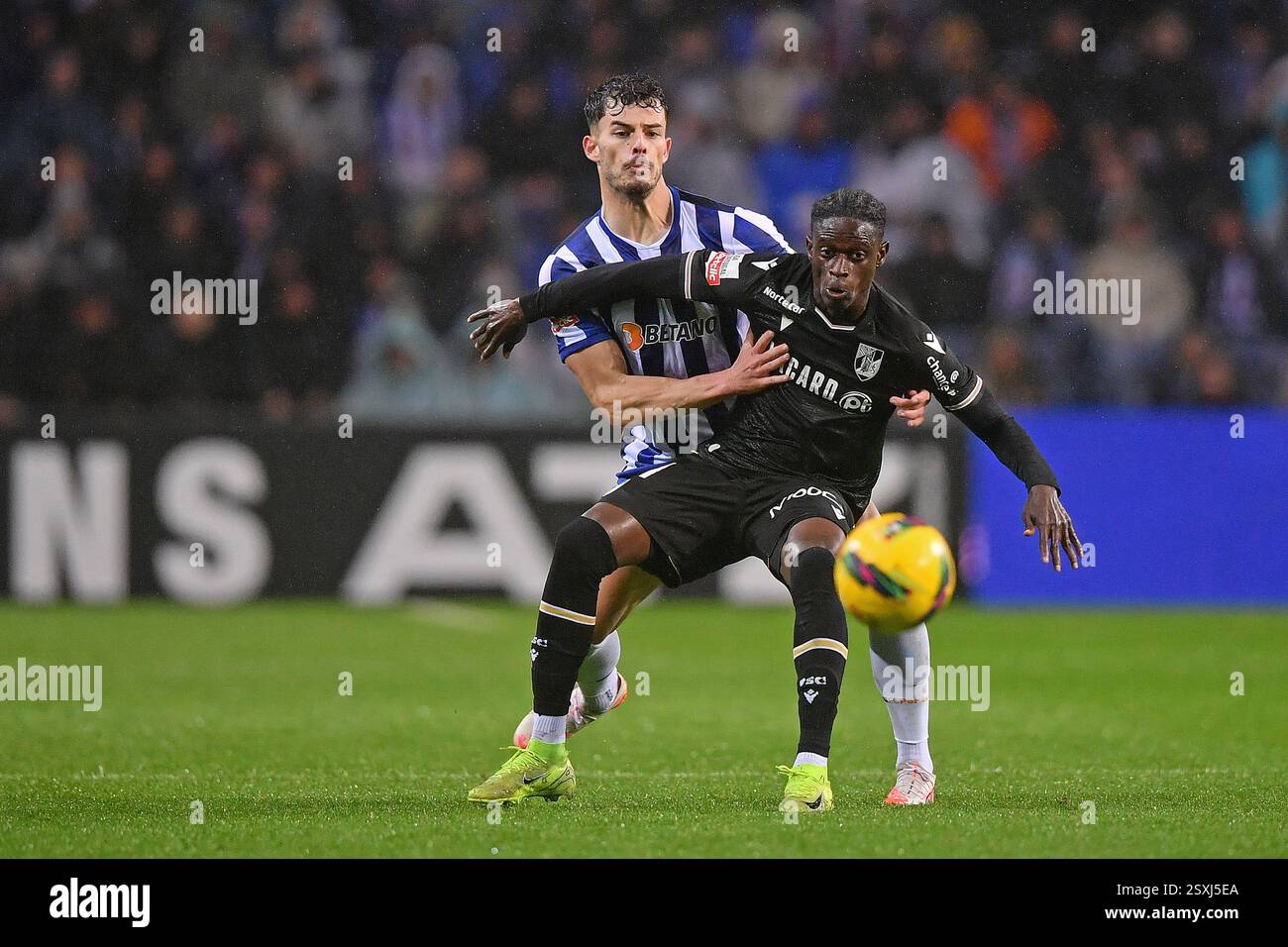 Porto, Portogallo. 24 febbraio 2025. Stadio Dragao, Primeira Liga 2024/2025, FC Porto contro Vitoria de Guimaraes; Ze Pedro del FC Porto combatte per il possesso di palla con Umaro Embalo della Vitoria de Guimaraes, durante una partita tra FC Porto e Vitoria de Guimaraes per la Primeira Liga 2024/2025 al Dragao Stadium di Porto il 24 febbraio 2025. Foto: Daniel Castro/DiaEsportivo/Alamy Live News crediti: DiaEsportivo/Alamy Live News Foto Stock
