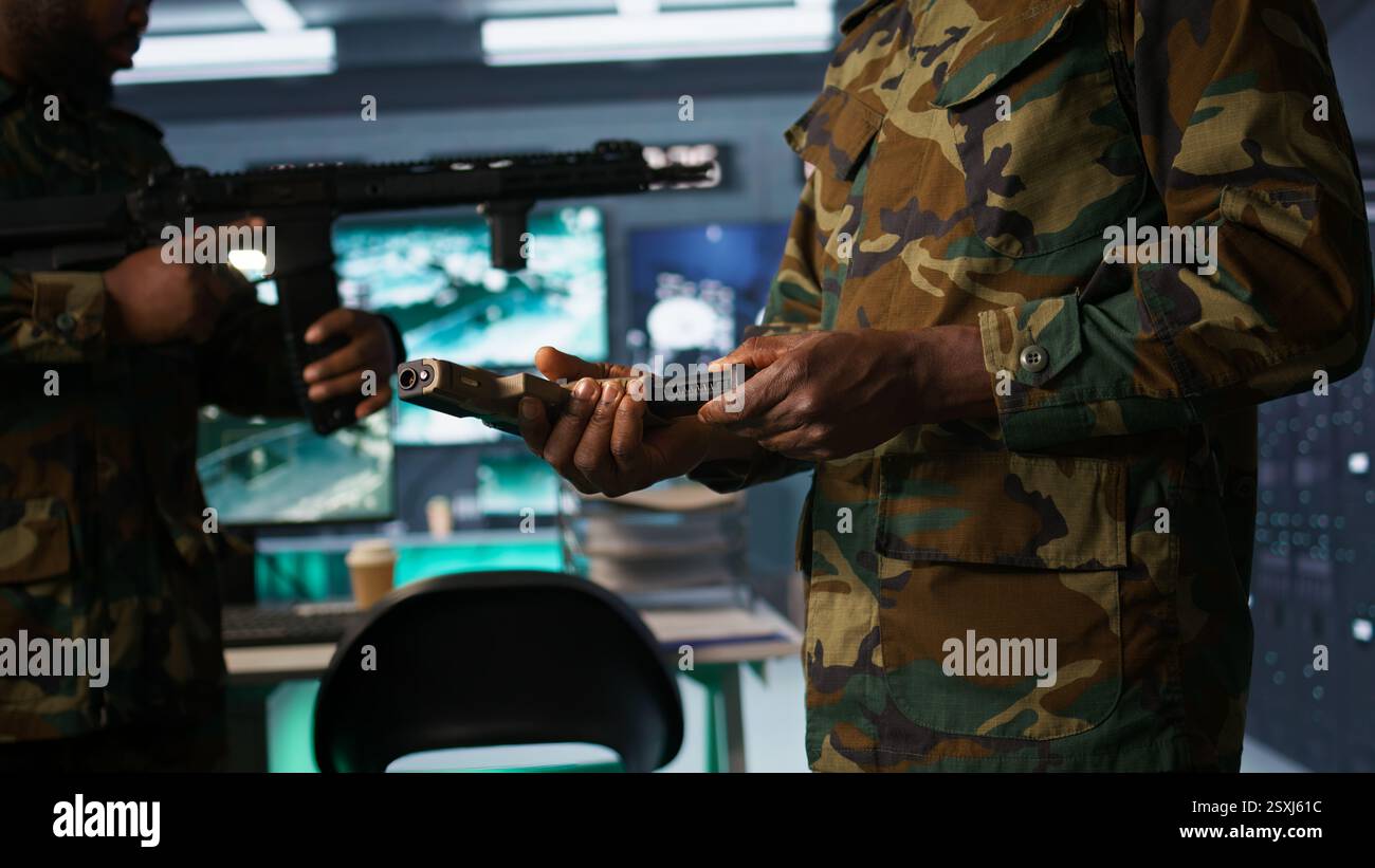 Ufficiali militari che fanno manutenzione delle armi in sala di guerra, assicurandosi che i proiettili e le forniture funzionino correttamente. Primo piano di unità di fanteria dell'esercito che tengono in mano le armi, gestiscono le attrezzature di carico da combattimento, telecamera B. Foto Stock