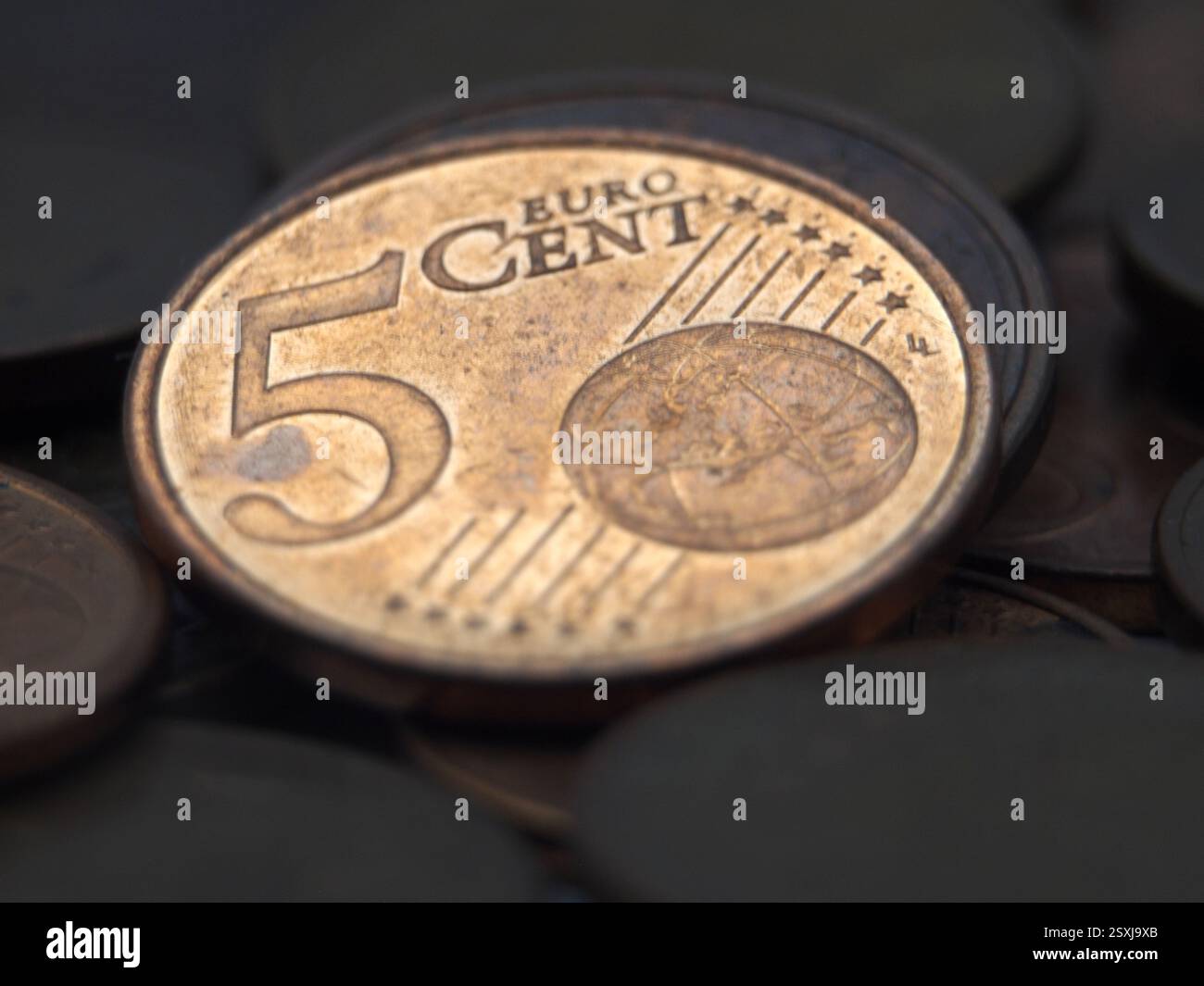Macro di una brillante moneta da cinque centesimi di euro tra quelli più squallidi. Concetto: Economia, inflazione, valuta, UE, euro, €, Foto Stock